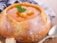 Рецепта Вкусна пилешка супа с бекон, лук, чушки, царевица, моркови и ориз в хлебче (питка)